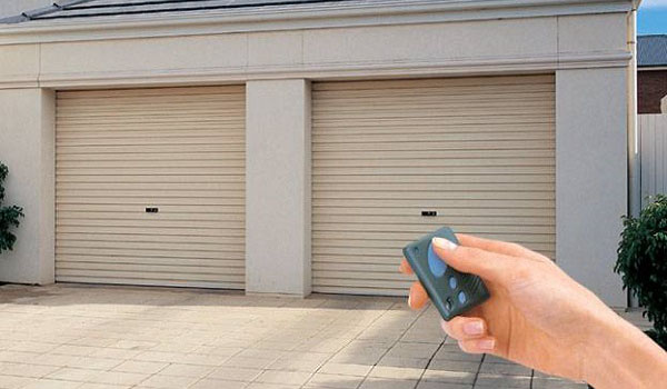 Những tiện ích khi điều khiển cửa cuốn bằng điện thoại