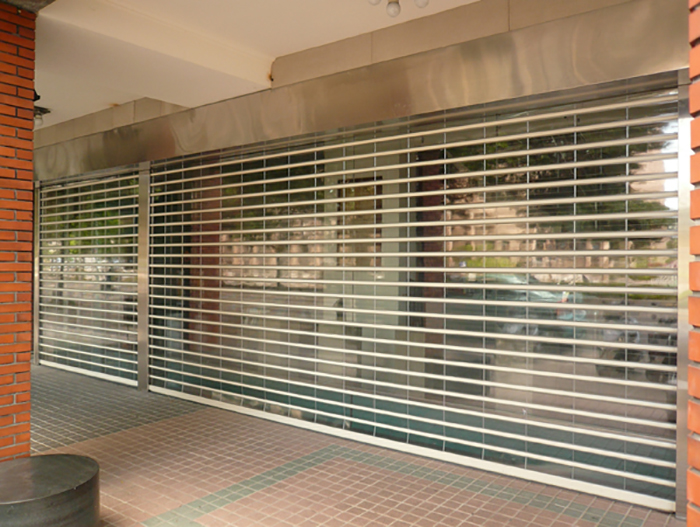 So sánh cửa cuốn tự động với cửa thường trong sử dụng hàng ngày